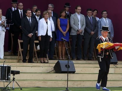 Un momento de la ceremonia de la Diada de 2011. Junto a la presidenta del Parlament, Núria de Gispert, Alicia Sánchez-Camacho, líder del PP