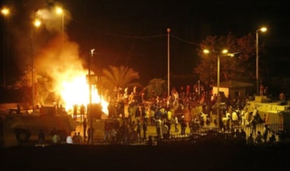 Uno de los fuegos que provocaron los enfrentamientos entre Coptos y musulmanes en la ciudad de El Cairo la noche de ayer.