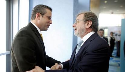 El presidente de El Pais, Juan Luis Cebrian, saluda al gobernador de Puerto Rico, Alejandro Garcia Padilla.