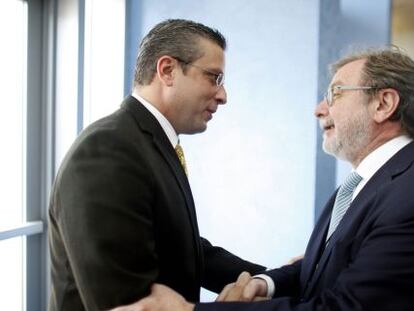 O presidente do El Pais, Juan Luis Cebrian, cumprimenta o governador de Porto Rico, Alejandro Garcia Padilla.
