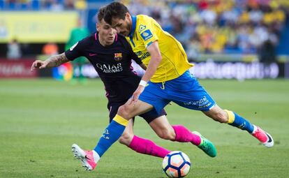 Digne disputa el bal&oacute;n con Lopes.