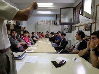 Inmigrantes suramericanos en situación irregular acuden en busca de trabajo a uno de los centros de Cáritas en Barcelona.