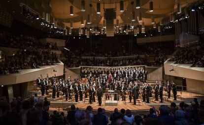 Kirill Petrenko (en el centro) junto a los integrantes de la Filarmónica de Berlín, ayer en la Philharmonie.