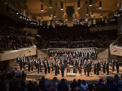 Kirill Petrenko (en el centro) junto a los integrantes de la Filarmónica de Berlín, ayer en la Philharmonie.
