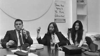 Allen Klein (primero a la izquierda), con John Lennon y su esposa, Yoko Ono, en 1969.