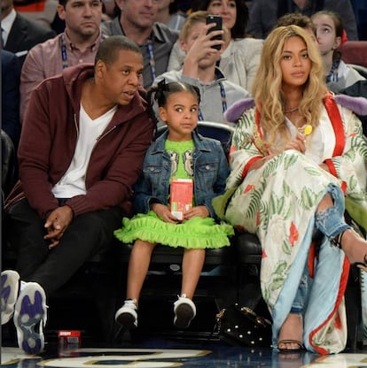 Jay -Z y Beyoncé junto a Blue Ivy Carter en un partido de baloncesto en febrero de 2017.