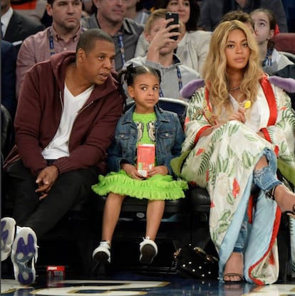 Jay -Z y Beyonc&eacute; junto a Blue Ivy Carter en un partido de baloncesto en febrero de 2017.