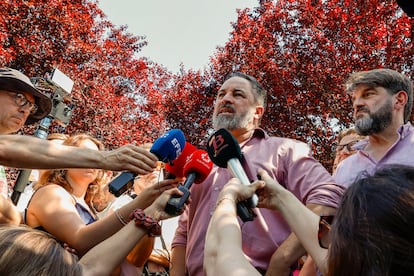 El presidente de Vox, Santiago Abascal (c), realiza declaraciones a los medios este domingo sobre la violación a una joven hace unos días en Alcalá de Henares (Madrid).