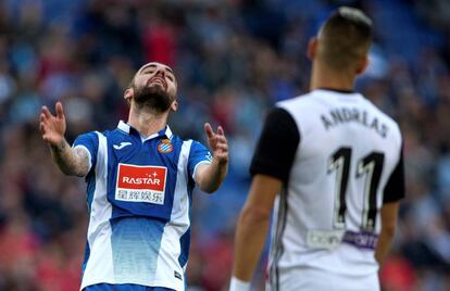 El centrocampista del Espanyol Sergi Darder se lamenta durante el partido contra el Valencia.