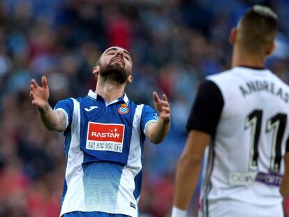 El centrocampista del Espanyol Sergi Darder se lamenta durante el partido contra el Valencia.