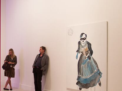 Visitantes en la muestra de Andy Hope 1930, en el Centro de Arte Contemporáneo de Málaga.