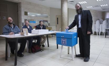 Baruch Meir Marzel, político, vota en un asentamiento judío en Hebrón (Israel).