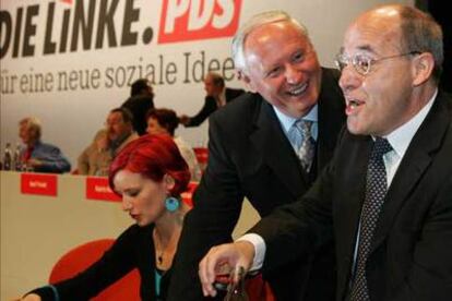 Oskar Lafontaine, en el centro, y Gregor Gysi, durante la convención del Partido de la Izquierda en Berlín.