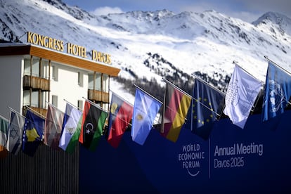 Banderas ondean en la cornisa del centro de congresos donde se celebra el foro económico de Davos.