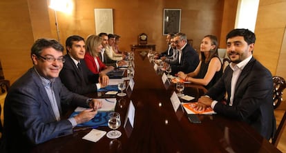 Reunión de los equipos de negociación del PP y Ciudadanos.