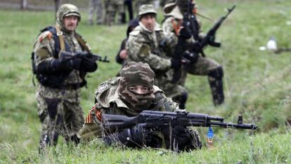 Activistas prorrusos, listos para enfrentarse a la policía en Slaviansk.