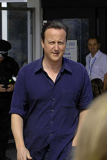 David Cameron, a la salida del hospital donde nació su cuarta hija.