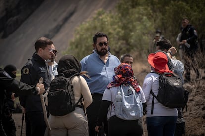 Pablo Vázquez Camacho (izquierda) y Ulises Lara (centro) hablan con colectivos de madres buscadoras.