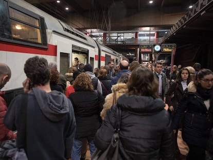 Usuarios de la red de Cercan&iacute;as de Madrid esperan un tren en la estaci&oacute;n de Atocha, el pasado jueves.