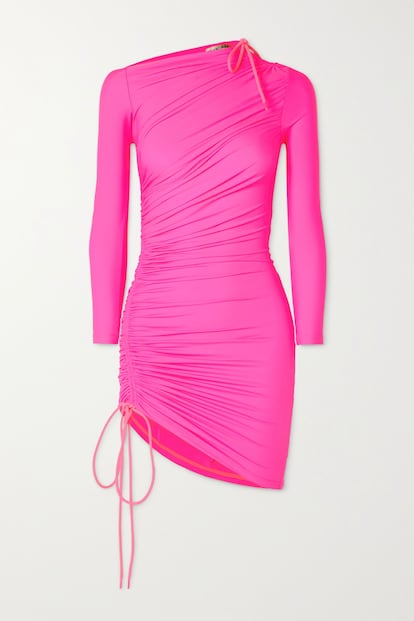 Este vestido en rosa neón de Balenciaga es perfecto para las que no les guste pasar desapercibidas.

1.600€