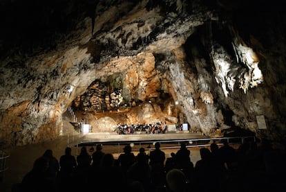 Baradla (Hungría). El sistema de galerías de la cueva de Baradla, de 25 kilómetros, llega hasta Eslovaquia y está entre las atracciones naturales más famosas de Hungría. Algunas zonas se caracterizan por sus enormes y estilizadas estalactitas, mientras que otras las atraviesan ríos y lagos subterráneos. En ella también se organizan conciertos de música clásica. La gruta se encuentra dentro del parque nacional de Aggtelek, en el extremo norte del país.  