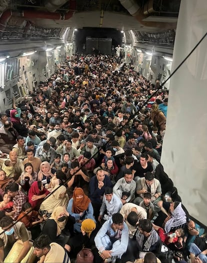 Centenas de afegãos dentro do avião militar dos EUA.