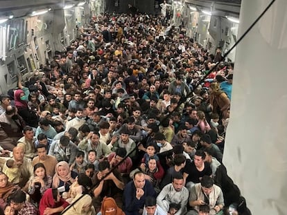 Cientos de afganos en el interior del avión C-17 Globemaster III de la fuerza aérea de EE UU, en Kabul, el 15 de agosto.