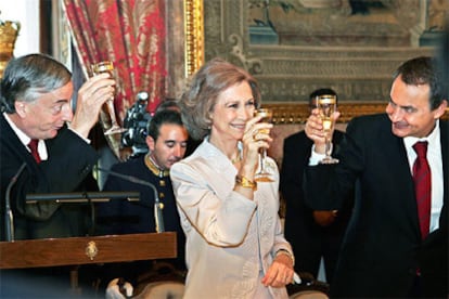 La Reina Sofía, entre el presidente argentino, Néstor Kirchner, y José Luis Rodríguez Zapatero, brindan en el Palacio Real de Madrid.