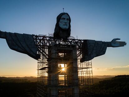 Una vista del Cristo de 43 metros que se construye en la ciudad de Encantado tomada este lunes.