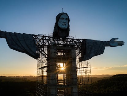 Una vista del Cristo de 43 metros que se construye en la ciudad de Encantado tomada este lunes.