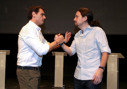Albert Rivera y Pablo Iglesias se saludan antes de un debate en noviembre de 2015.