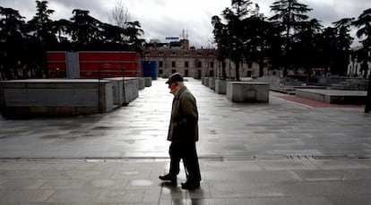 Un vecino atraviesa la plaza de España de San Fernando de Henares.