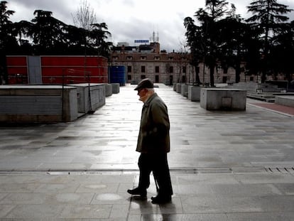 Un vecino atraviesa la plaza de Espa&ntilde;a de San Fernando de Henares. 