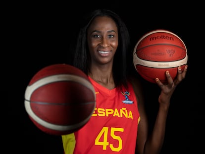 Astou Ndour, en la sesión oficial de fotos para el Eurobasket. FEB