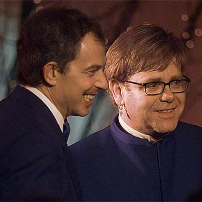 El primer ministro Tony Blair, con el cantante Elton John.