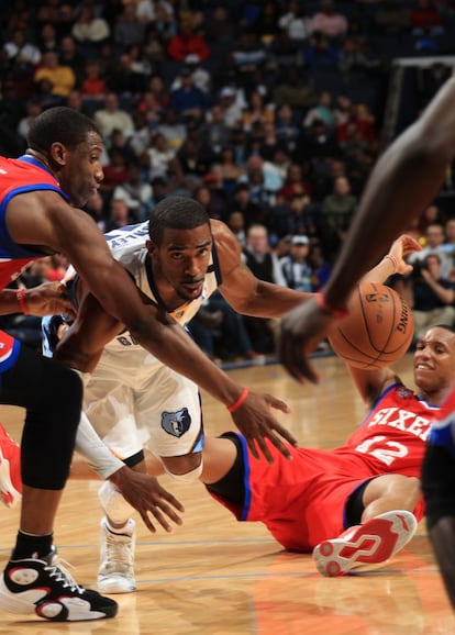 Mike Conley, de los Memphis Grizzlies, atrapa la bola en el partido ante los Philadelphia 76ers.