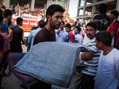 Reparto de kits de aseo entre los habitantes de Zakho.