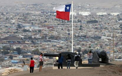 Una bandera ondea en Arica, ciudad fronteriza entre Chile y Perú cuyas aguas son motivo de disputa entre los dos países.