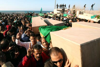 Funeral en Trípoli de 18 personas cuya muerte el régimen atribuye a los bombardeos aliados.