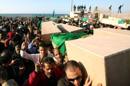 Funeral en Trípoli de 18 personas cuya muerte el régimen atribuye a los bombardeos aliados.