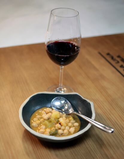 Vino con tapa del guiso del día en LaLópez, a partir de 3 euros.