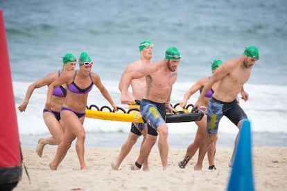 Prueba en la playa en la categoría por equipos.