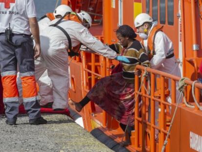 Los servicios de emergencias ayudan a una mujer a su llegada a Canarias.