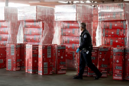 Un agente de Aduanas y Protección Fronteriza de Estados Unidos inspecciona mercancía en el puerto de entrada Nogales-Mariposa, el 21 de febrero.