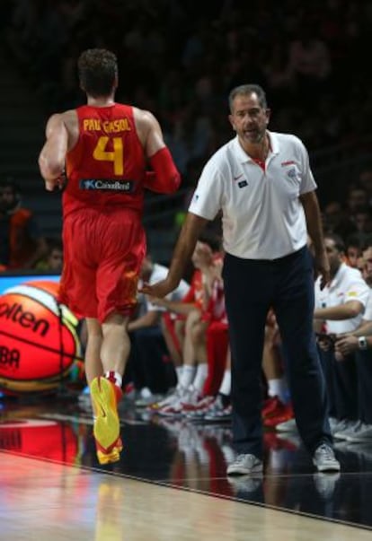 Juan Antonio Orenga recibe a Pau Gasol en el banquillo durante el partido ante Francia.