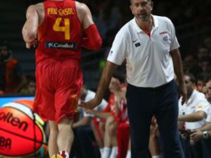 Juan Antonio Orenga recibe a Pau Gasol en el banquillo durante el partido ante Francia.