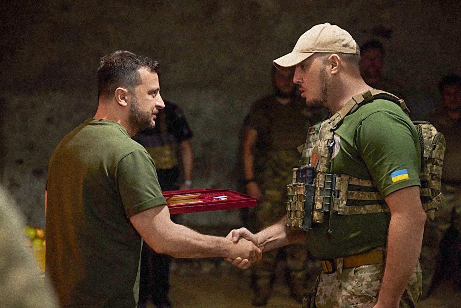 Volodímir Zelenski concedió el 18 de junio de 2022 a Vadim Sujarevski la condecoración que le distingue como Héroe de Ucrania.