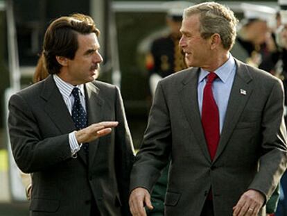 José María Aznar y George W. Bush, en la residencia del presidente norteamericano en Camp David, en mayo de 2002.