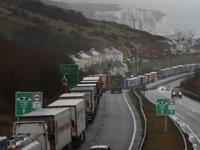 Fila de camiones en la proximiadades de Dover (Reino UNido), al fondo. 