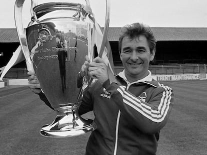 El exentrenador del Nottingham Forest, con la Copa de Europa.